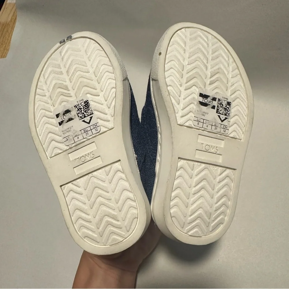Tom’s toddler blue whale design slip on sneakers